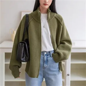 Women's green zip-up knit cardigan, casual loose long sleeve sweater coat for autumn and winter daily wear.