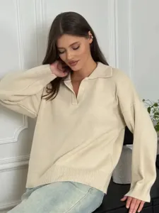Beiger Strickpullover Detailansicht, locker geschnittener Langarm Damen Pullover mit Polokragen.