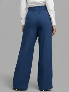 Detailierte Ansicht der hochtaillierten weiten Hose mit komfortablem elastischem Bund.