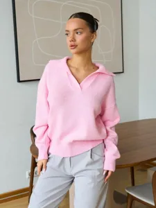 Detailansicht des rosafarbenen Damen Strickpullovers mit V-Ausschnitt und weicher Textur.