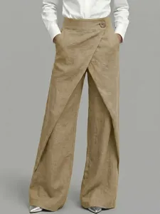 Detailansicht der stilvollen Leinen-Hose mit hohem Taillenbund und dekorativem Knopf.