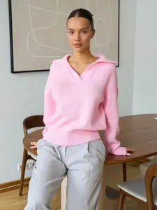 Rosa Damen Strickpulover im Polostil Detailansicht, lässiger Langarm Strick für den Alltag.