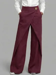 Detailansicht der Damen Leinen-Hose mit hohem Bund, Wickel-Design und dekorativem Knopf.