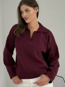 Vista detallada del suéter de punto burdeos para mujer con elegante cuello en V.