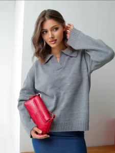Nahaufnahme des grauen Strick-Polypullovers mit geripptem Kragen und feiner Textur.