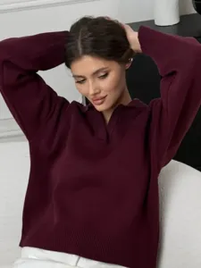 Primer plano detalle de un elegante jersey de punto burdeos con cuello suave.