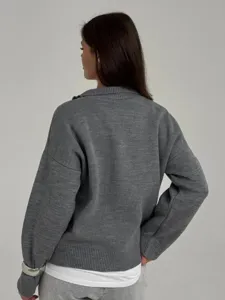 Cárdigan de punto gris con cuello de cremallera y corte holgado, ideal para el uso diario.