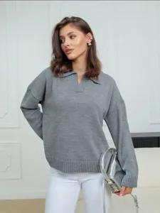 Nahaufnahme Detail grauer Strickpullover mit Polokragen, gerippte Bündchen, weiche Textur.