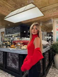 Λεπτομερής όψη κόκκινου πλεκτού halter top και μανικιών σε στυλ καφέ chic.