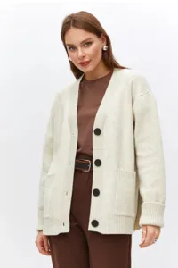 Vista detallada del cárdigan de punto beige para mujer con botones para abrigados looks de otoño.