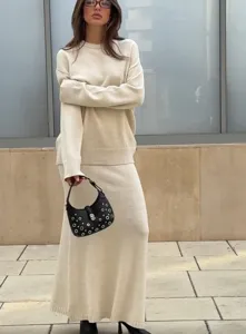 Vue détaillée de l'ensemble pull et jupe en tricot confortable, style décontracté et ample.
