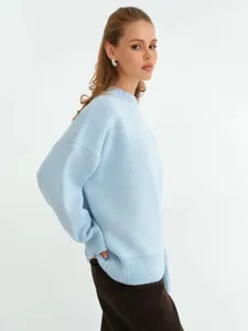 Vista dettagliata del maglione in maglia azzurra con vestibilità comoda e scollo rotondo a costine.