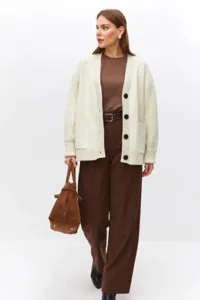 Vista detallada del elegante cárdigan de punto para mujer en beige, ideal para otoño e invierno.