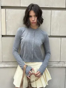 Eleganter grauer Strickcardigan für Damen, lässiger Rundhalsausschnitt und Knopfleiste für Alltag.