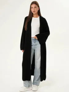 Lange zwarte gebreide vest voor dames, gezellige oversized open trui met comfortabele pas.