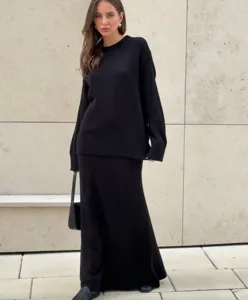 Vue détaillée de l'ensemble pull et jupe en tricot noir, mettant en valeur un style d'hiver.