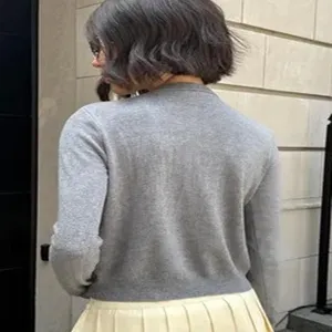 Detailansichtstrickjacke für Damen in Grau, einfarbiger Rundhalsausschnitt lässiger Pullover.