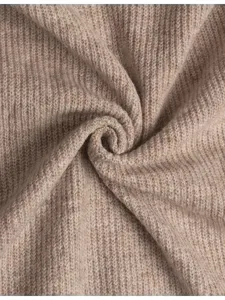 Nahaufnahme der weichen, gerippten Strickstoff-Textur, die feines Cardigan-Material zeigt.