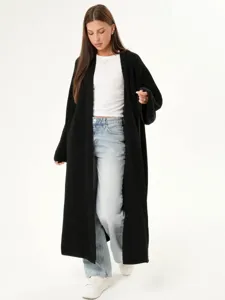 Lang zwart gebreid vest detail, comfortabele relaxte pasvorm, herfst winter chic.