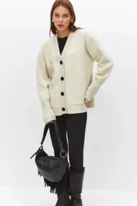 Cárdigan de punto casual para mujer cuello en V botones manga larga vista detallada.