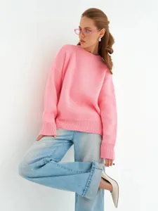 Maglione in maglia rosa da donna, pullover casual a maniche lunghe con girocollo abbinato ai jeans.