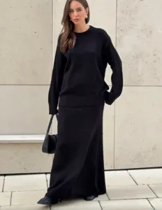 Vue détaillée de l'ensemble pull et jupe longue en tricot ample décontracté noir femme.