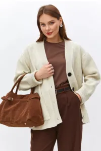 Vista detallada del cárdigan de punto para mujer con textura suave y buen cierre de botones.