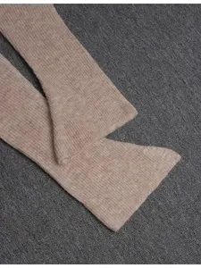 Nahaufnahme Detailansicht der weichen Strickärmel Textur von Damen Strickjacke im Herbst.