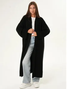 Lange gebreide vest voor dames, casual open oversized zwarte trui jas voor de herfst.