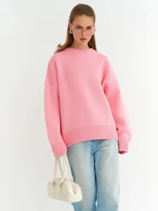 Vista dettagliata maglione lavorato a maglia rosa donna, top ampio girocollo manica lunga.