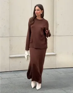 Ensemble pull et jupe longue marron pour femme, tenue tricotée d'automne hiver confortable.