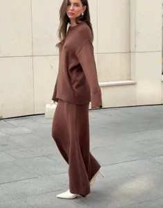 Vue détaillée du pull en tricot marron et de la jupe, texture douce et coupe ample confortable.