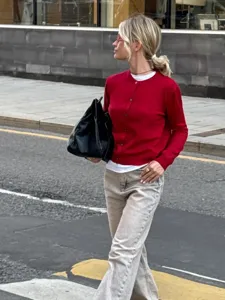 Stilvoller roter Strickcardigan für Damen mit klassischem Rundhalsausschnitt und Knöpfen.