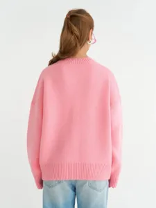 Dettaglio retro maglione in maglia rosa da donna, morbido pullover accogliente autunnale.