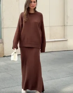 Détail ensemble pull et jupe en tricot marron, tenue décontractée ample pour l'automne.