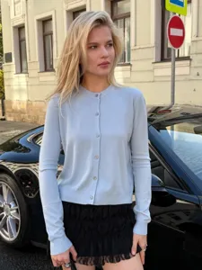 Helles blaue Strickjacke mit Knöpfen für Damen, stilvoller lässiger Rundhals-Cardigan.