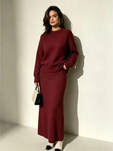 Vue détaillée d'un ensemble confortable de pull et jupe longue en tricot bordeaux.