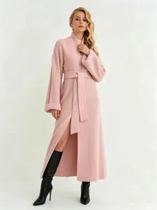 Gedetailleerd overzicht van lang roze gebreid vest, comfortabel oversized design met ceintuur.