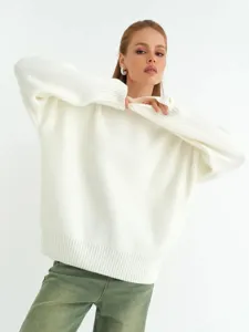 Primo piano sui dettagli di un maglione oversize bianco morbido e caldo stile autunno.