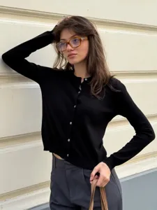 Nahaufnahme der schwarzen Langarm-Knopf-Strickjacke für Damen im Outdoor-Street-Look.