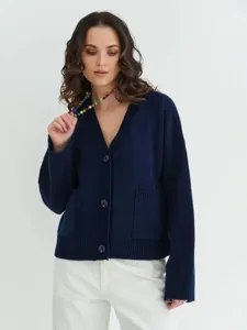 Vista detallada de cárdigan de punto azul marino para mujer, cuello en V y bolsillos.