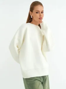 Vista dettagliata del maglione in morbida maglia da donna, scollo rotondo e bordi a coste.