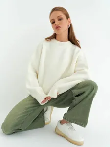 Vista dettaglio maglione oversize in maglia, comodo pullover a maniche lunghe donna.