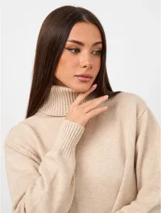 Vista dettagliata di un maglione dolcevita in maglia da donna con collo a coste e maniche lunghe.
