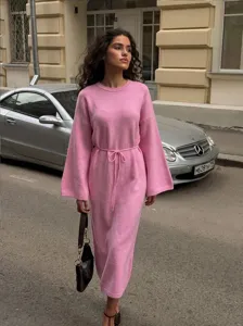 Details des rosa langen Strickkleids mit Rundhalsausschnitt und Taillenband für Damen.