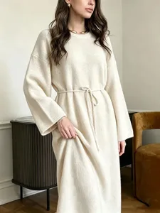 Beiges Strickkleid Detail, langärmliges Pulloverkleid mit Rundhalsausschnitt und Kordel.