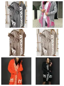 Strickjacke Detailansicht mit Kapuze, lockerer Passform und auffälligen Buchstabenmustern.