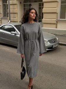 Detailansicht des gemütlichen grauen Strickkleids für Damen mit Bindeband in der Taille.