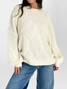 Detailansicht des beige Damen Zickzack-Muster Strickpullovers mit klassischem Rautenmuster.