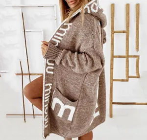 Damen Strickjacke mit Kapuze und modischem Buchstaben Jacquard für den Alltag stilvoll.